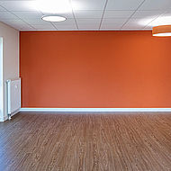Zimmer mit orange gestrichener Wand im ASB Seniorenzentrum in Kirchheim unter Teck